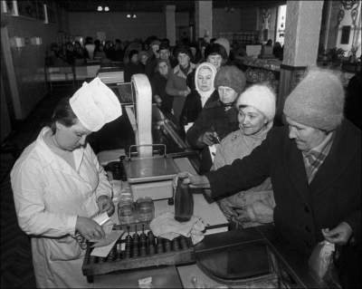 Товарный дефицит в редких снимках времен СССР. Фото 