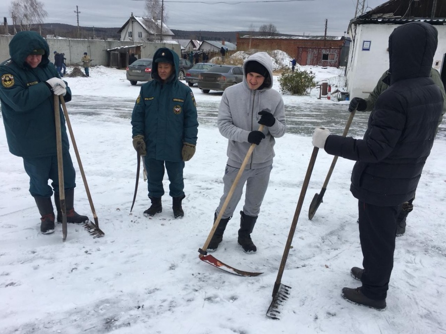 Перед приездом начальства россиян заставили косить под снегом