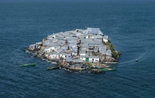 Как живется людям на самом густонаселенном острове. Фото