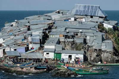 Как живется людям на самом густонаселенном острове. Фото