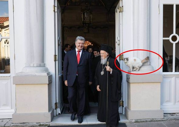 Петро Порошенко, патріарх Варфоломій і біла кішка. Фото: Фейсбук.