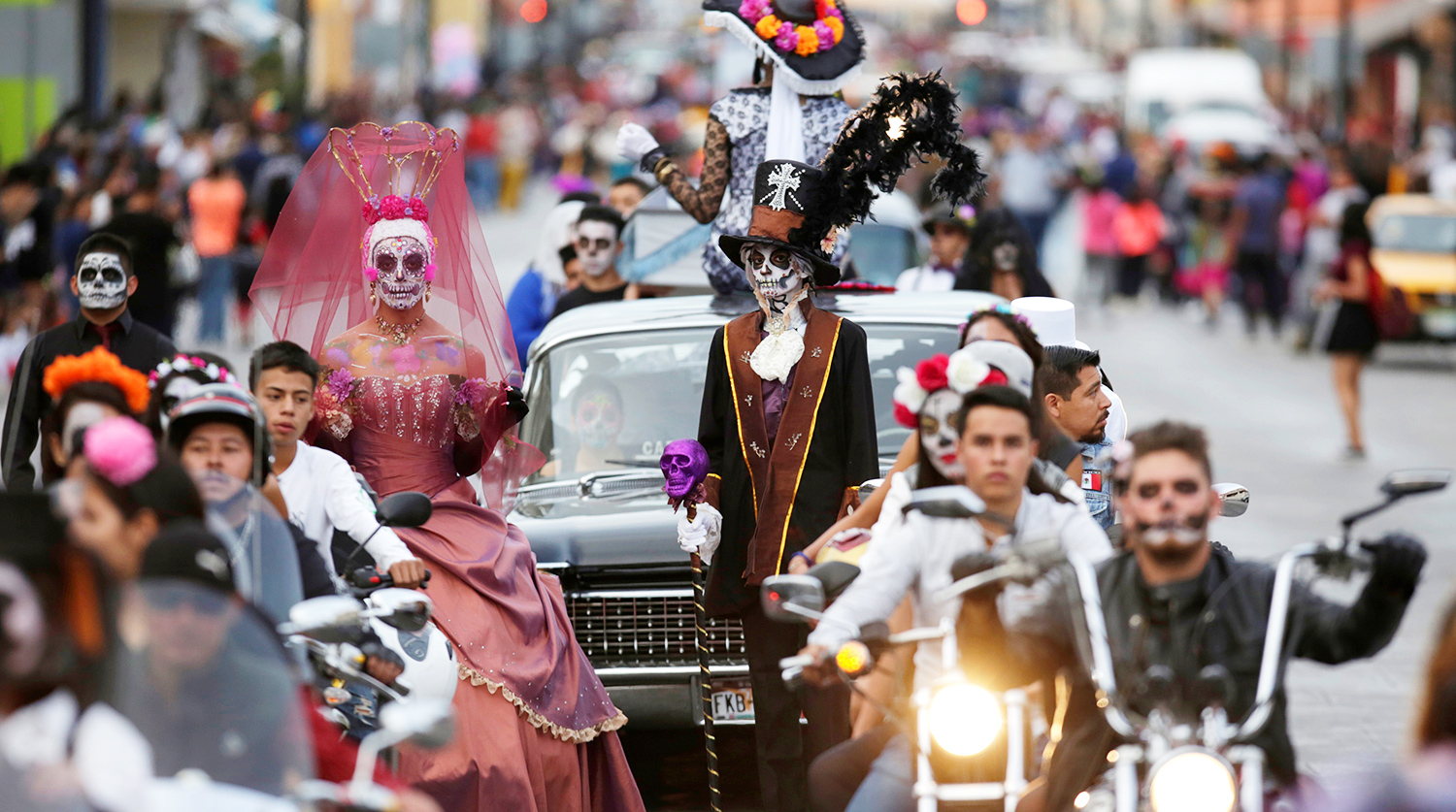 Мертвецы, гробы и улыбки: как отметили День мертвых в Мексике
