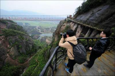 Опасная работа на краю скалы в Китае. Фото