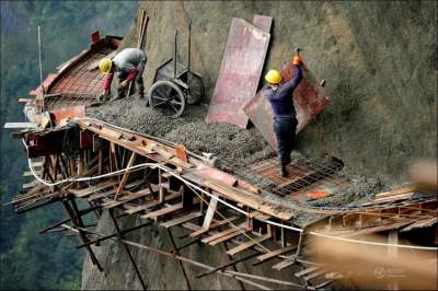 Опасная работа на краю скалы в Китае. Фото