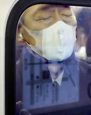 Люди в метро Токио, страдающие от давки. Фото