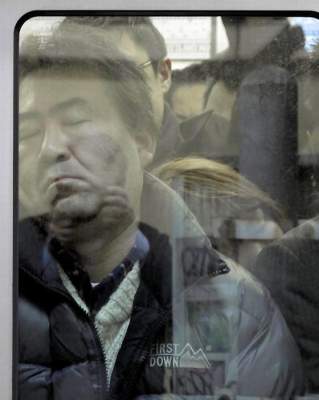 Люди в метро Токио, страдающие от давки. Фото