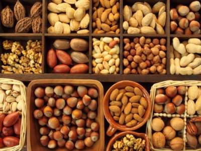 Медики объяснили, почему желательно регулярно есть орехи
