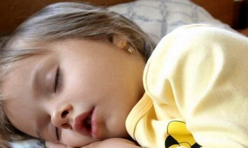 Спящую сестру крупным планом. Спящие дети с открытым ртом. Дети спят с открытыми ртами.