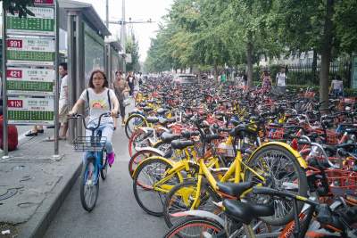 Огромные парковки и свалки велосипедов в Китае. Фото