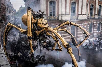 Огромные механические монстры на улицах Франции. Фото