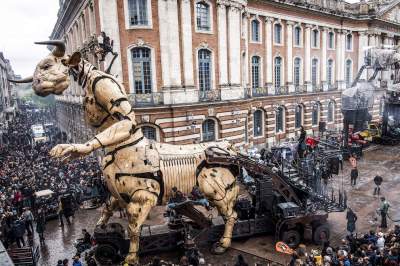 Огромные механические монстры на улицах Франции. Фото