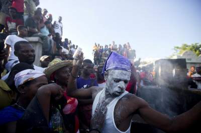 Пляски на могилах: как празднуют Дня всех усопших на Гаити. Фото