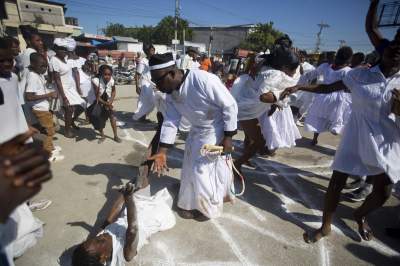 Пляски на могилах: как празднуют Дня всех усопших на Гаити. Фото