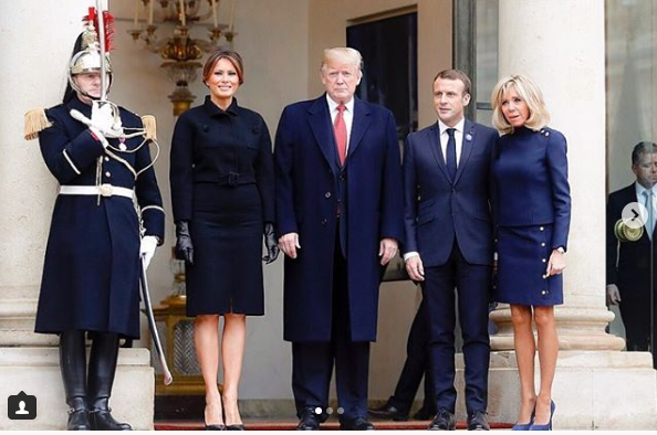 И все равно - элегантна. На памятные мероприятия в Париже Мелания Трамп выбрала наряд не по погоде