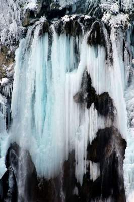 Замерзшие водопады в невероятных пейзажах. Фото
