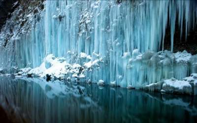 Замерзшие водопады в невероятных пейзажах. Фото