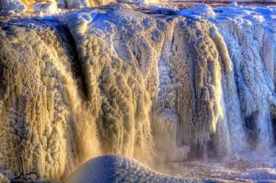 Замерзшие водопады в невероятных пейзажах. Фото