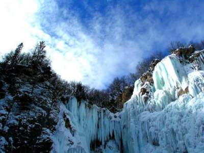 Замерзшие водопады в невероятных пейзажах. Фото