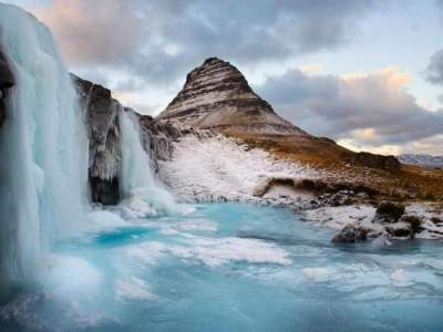 Замерзшие водопады в невероятных пейзажах. Фото