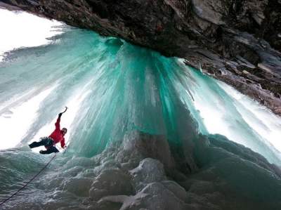 Замерзшие водопады в невероятных пейзажах. Фото