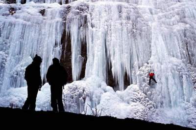 Замерзшие водопады в невероятных пейзажах. Фото