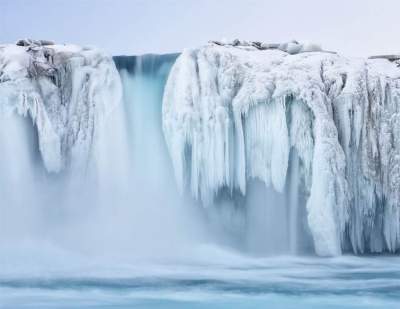 Замерзшие водопады в невероятных пейзажах. Фото