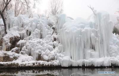 Замерзшие водопады в невероятных пейзажах. Фото