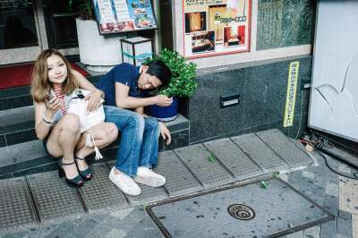 Спящие пьяные люди на улицах Японии. Фото