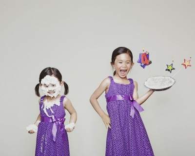 Отец двух девочек создает веселые семейные портреты
