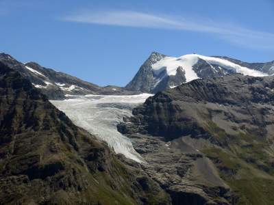Большая плотина в альпийских горах. Фото