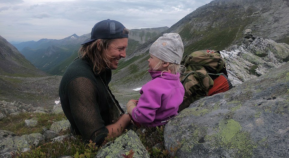 Отец, потерявший работу, ходит в горы с 3-летней дочкой