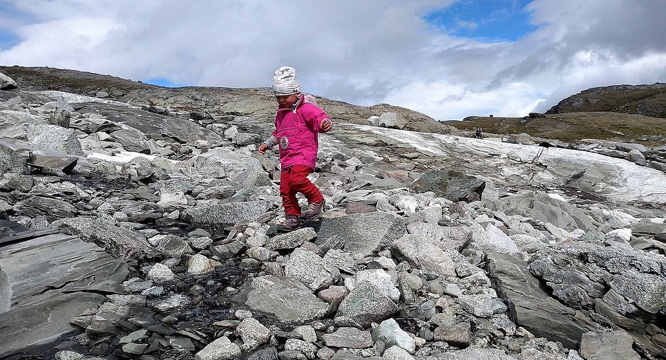Отец, потерявший работу, ходит в горы с 3-летней дочкой