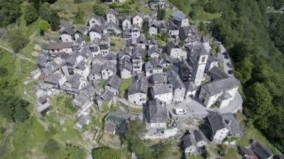 Швейцарскую деревушку превратили в очень крупную гостиницу. Фото