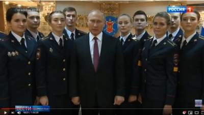 Отобрали самых низких: Сеть насмешило фото Путина с курсантами