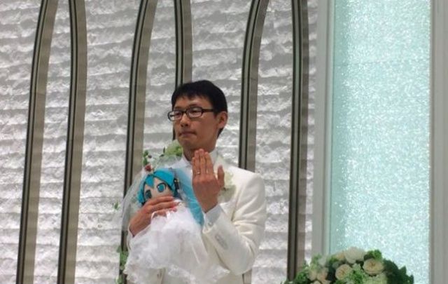 Фанат аниме женился на виртуальной певице