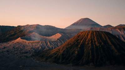 Фотограф создает «инопланетные» пейзажи индонезийского вулкана. Фото