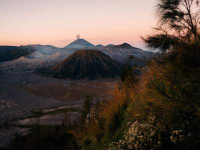 Фотограф создает «инопланетные» пейзажи индонезийского вулкана. Фото