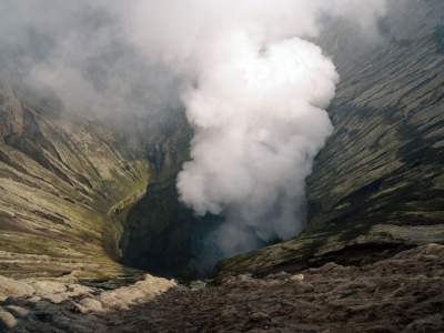 Фотограф создает «инопланетные» пейзажи индонезийского вулкана. Фото