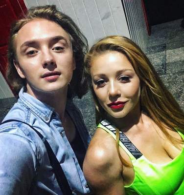 Украинская поп-звезда "засветила" грудь в глубоком декольте