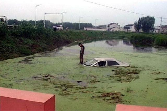 Китайского водителя вытащили из болота