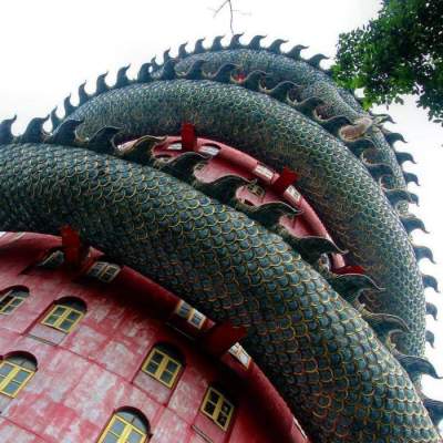 Этот необычный храм-небоскреб украшает огромный дракон. Фото