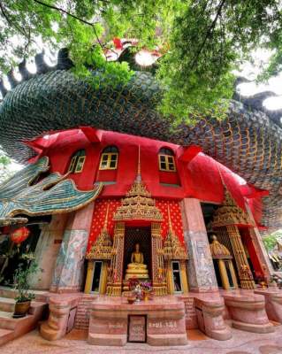 Этот необычный храм-небоскреб украшает огромный дракон. Фото