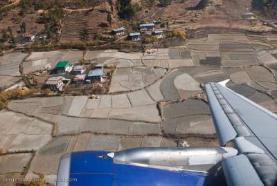 Необычный аэропорт, расположенный в ущелье Бутана. Фото 
