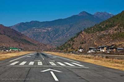 Необычный аэропорт, расположенный в ущелье Бутана. Фото 