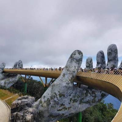 Этот мост во Вьетнаме привлекает толпы туристов. Фото