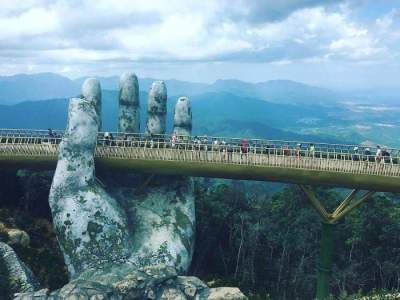 Этот мост во Вьетнаме привлекает толпы туристов. Фото