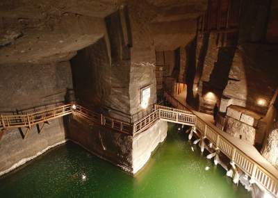 Этот подземный город в Польше словно высечен из соли. Фото