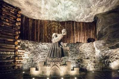 Этот подземный город в Польше словно высечен из соли. Фото