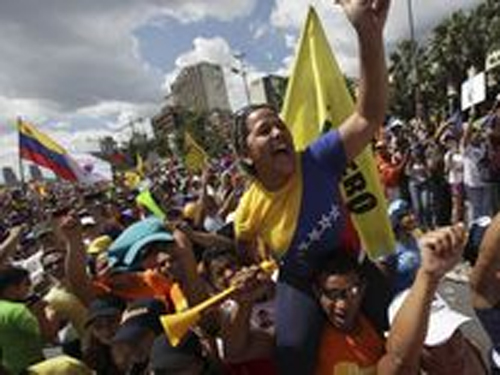Тысячи людей вышли против политики Чавеса