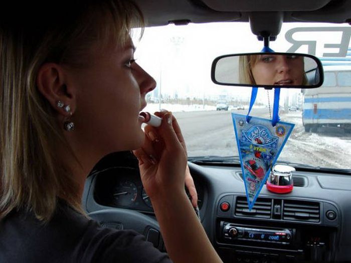 Смешно и грустно: курьезные девушки-водители, которых лучше не пускать за руль